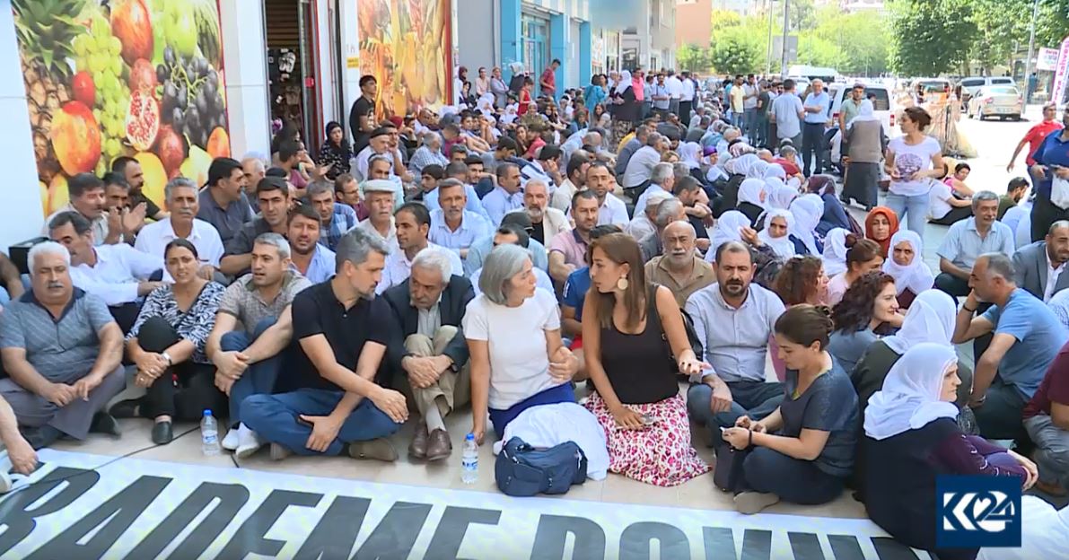 Şirovekarên sîyasî danana qeyûman dinerxîn in